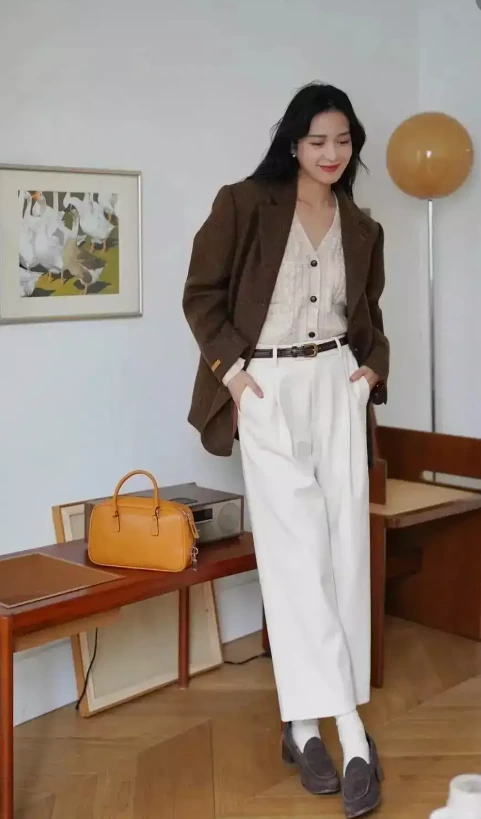 Coffee colored suits have become popular this autumn! Fashionable no matter how it is paired (2) coffee color+beige