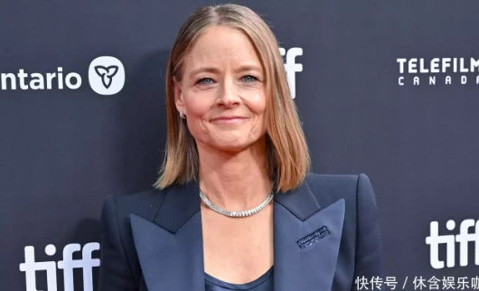 63 year old Judy Foster receives rave reviews for wearing a dark blue suit