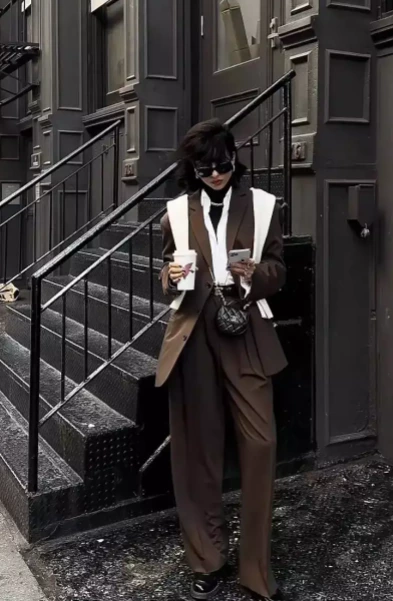 Coffee colored suits have become popular this autumn, and they are fashionable no matter how they are paired. (4) Coffee color+coffee color
