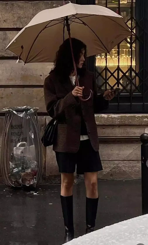Coffee colored suits have become popular this autumn! No matter how you dress, it's always fashionable. (1) Coffee color+black dressing analysis