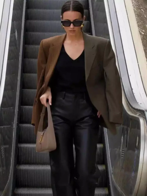 Coffee colored suits have become popular this autumn! No matter how you dress, it's always fashionable. (1) Coffee color+black dressing analysis