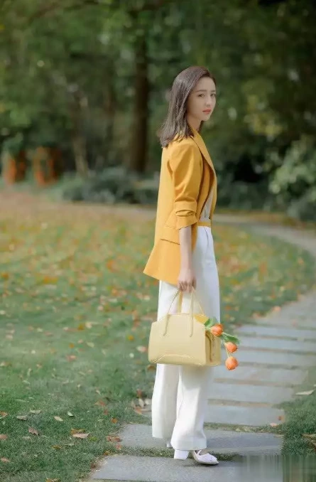 Tong Liya is truly the 'Goddess of Xinjiang', dressed in a yellow suit and exuding elegance and sophistication, with a beautiful smile on her face!