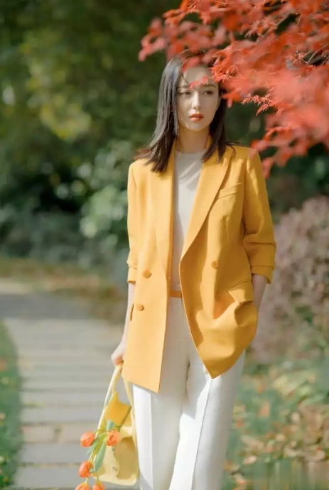 Tong Liya is truly the 'Goddess of Xinjiang', dressed in a yellow suit and exuding elegance and sophistication, with a beautiful smile on her face!