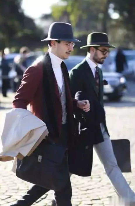 How to pair winter men's high neck sweaters with suits to showcase fashion charm