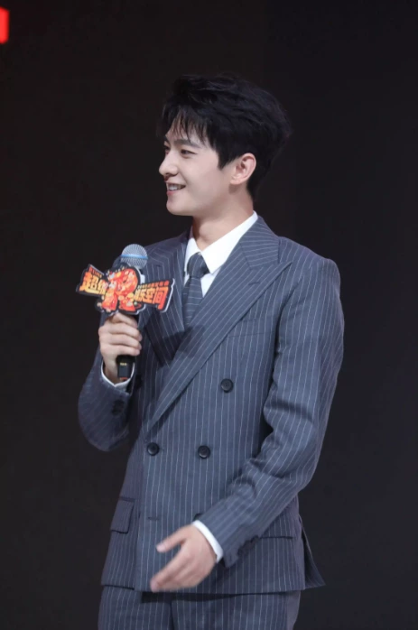 Yang Yang's striped suit is elegant and gentlemanly, supporting Wanda Film's strategic press conference