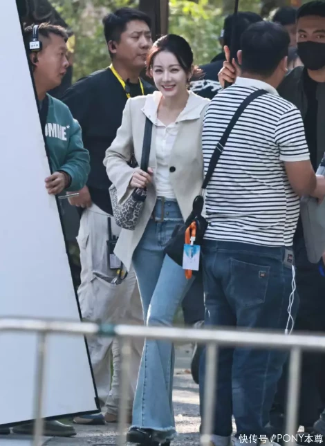 ディルラバのスーツコーデ|オフホワイトのパーカー付きスーツ:リラックス感と洗練さ