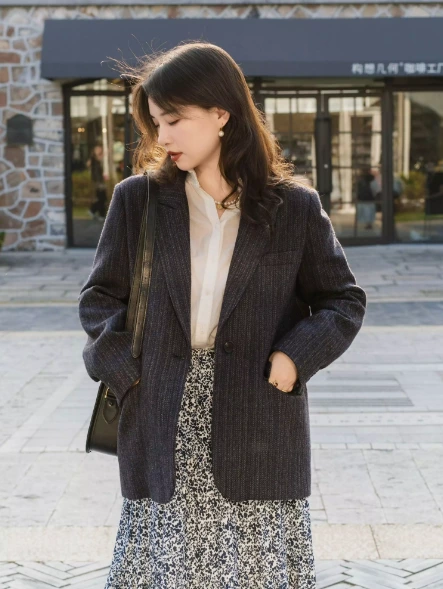 Styling a Dark Gray Striped Suit | China Chenjie High-End Suit Factory