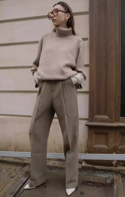 Pulover + Pantaloni de costum: Un look modern de toamnă/iarnă, combinat cu rafinament!