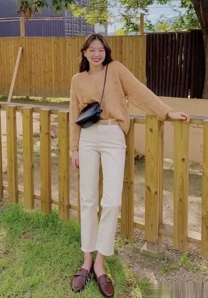 Pulover + Pantaloni de costum: Un look modern de toamnă/iarnă, combinat cu rafinament!