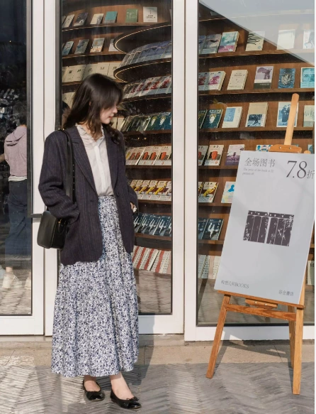 Styling a Dark Gray Striped Suit | China Chenjie High-End Suit Factory Styling a Dark Gray Striped Suit | China Chenjie High-End Suit Factory