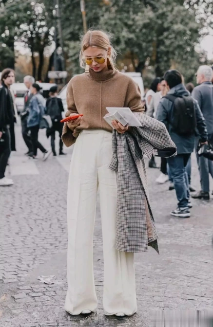 Pulover + Pantaloni de costum: Un look modern de toamnă/iarnă, combinat cu rafinament!